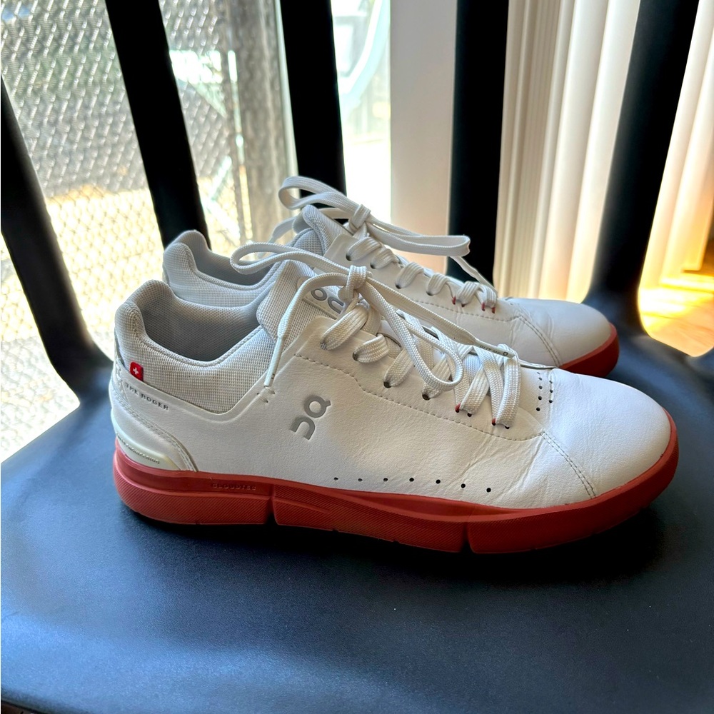 On Running Rodger Advantage sneaker - EUC